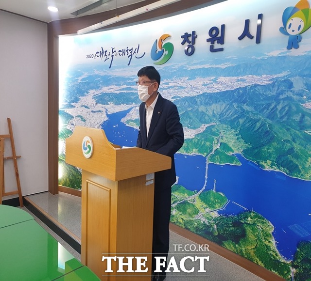 김성호 창원시 해양항만수사국장이 15일 시청 브리핑룸에서 경남시민주권연합이 제기한 진해웅동지구 개발사업 특혜 의혹에 대한 반박 기자회견을 열고 있다. /창원=강보금 기자