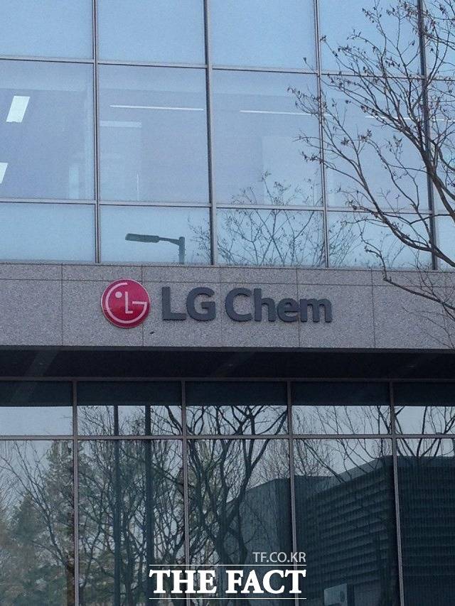 앞으로 3년간 한 주당 1만 원 이상의 배당금을 지급하겠다고 밝히며 주주 달래기에 나선 LG화학이 15일 장 초반 반등했다. /더팩트DB