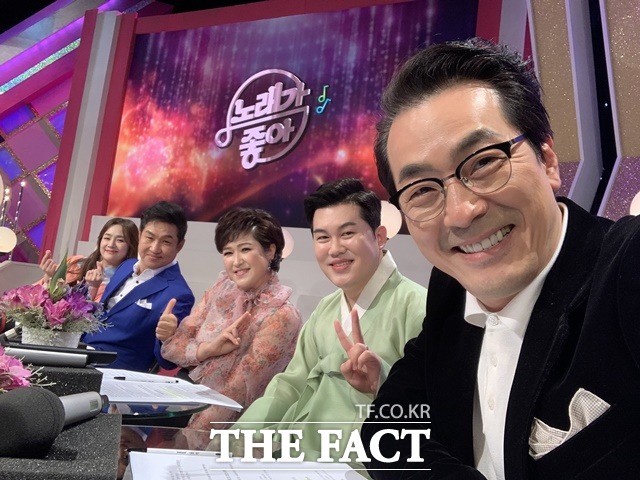김한석의 매력은 유쾌한 순발력과 함께 정직하고 깨끗한 이미지. 그는 꾸준하고 반듯한 방송인으로 30년째 제자리를 지키고 있다. 사진은 KBS2 노래대결 프로그램 노래가 좋아 패널로 출연했을 당시 모습. /KBS2 노래가 좋아