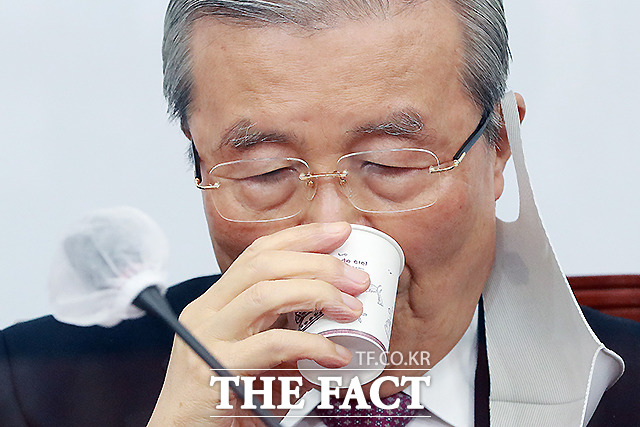 김종인 국민의힘 비상대책위원장이 15일 오전 서울 여의도 국회에서 열린 비상대책위원회의에서 물을 마시고 있다. /국회=이새롬 기자