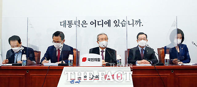 김종인 국민의힘 비상대책위원장이 15일 오전 국회에서 열린 비상대책위원회의에서 수많은 피해자를 양산했고, 정부여당 관계자 연루 의혹이 제기된 라임·옵티머스 사태 검찰 수사와 관련해 진지한 자세로 수사할 수 있는 여건부터 갖춰야 한다고 말했다. /이새롬 기자