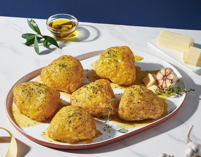 BBQ는 15일 신제품 메이플버터갈릭 치킨 판매량이 출시 2주만에 30만 개를 돌파했다고 밝혔다. /BBQ 제공