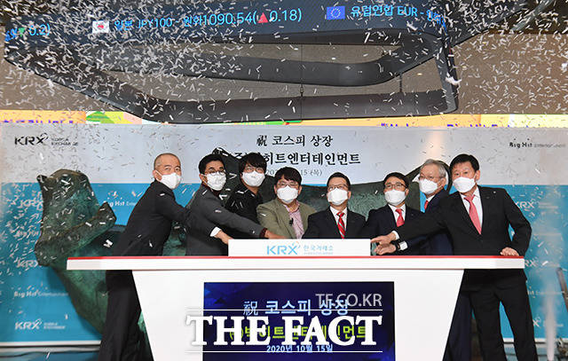 빅히트의 주가가 하락세로 전환했다. 사진은 박태진 제이피모간 서울지점 대표이사와 박지원 빅히트 엔터테인먼트 HQ CEO, 윤석준 빅히트 엔터테인먼트 Global CEO, 방시혁 빅히트 엔터테인먼트 의장, 정지원 한국거래소 이사장, 임재준 한국거래소 유가증권시장본부장, 정영채 NH투자증권 대표이사, 라성채 한국거래소 유가증권시장본부장보(왼쪽부터)가 15일 오전 서울 영등포구 한국거래소에서 열린 빅히트의 상장 기념식에 참석해 기념촬영을 하고 있다. /사진공동취재단