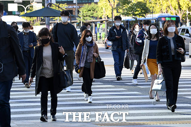 기상청에 따르면 오늘(16일) 아침에도 쌀쌀하겠다. 낮과 밤의 기온 차가 10도 이상으로 일교차가 크겠다. /남용희 기자