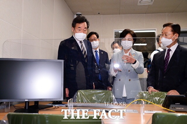 이낙연 더불어민주당 대표가 14일 공수처가 들어설 빈 사무실을 찾으며 공수처 강행 의지를 보였다. 정부과천청사에 있는 고위공직자범죄수사처 입주 사무실을 찾은 이 대표(왼쪽)과 추미애 법무장관(가운데). /더불어민주당 제공