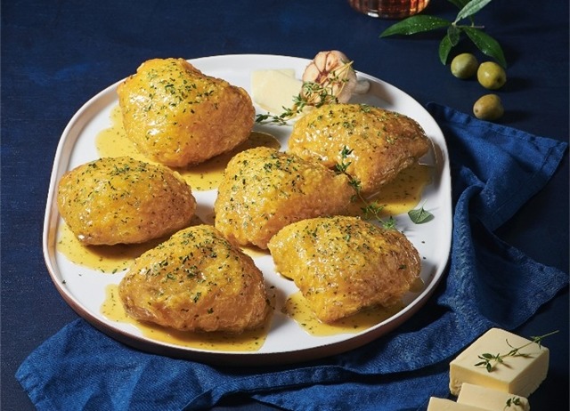 BBQ는 메이플버터갈릭 치킨의 초반 흥행 배경과 관련해 MZ세대를 공략한 마케팅과 가수 황광희를 모델로 내세운 전략이 주효했다고 설명했다. /BBQ 제공