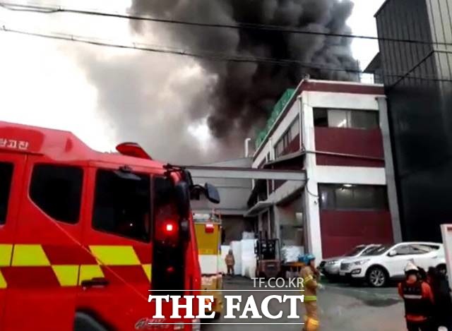 15일 오전 남동구 고잔동 남동공단 내 한 의류용부직포 필터 제조공장에서 불이 나 소방당국이 진화작업을 벌이고 있다. /인천소방본부 제공