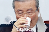 [TF사진관] 목 축이는 김종인 위원장