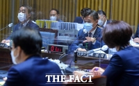 [TF포토] 의원들 질의에 답하는 서정협 권한대행