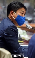 [TF포토] 날선 질의하는 김영배