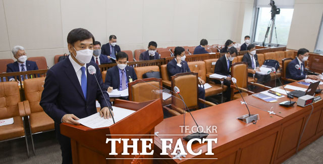 이주열 한국은행 총재(왼쪽)가 16일 오전 서울 여의도 국회에서 열린 기획재정위원회의 한국은행에 대한 국정감사에 출석해 업무보고를 하고 있다. /국회=남윤호 기자