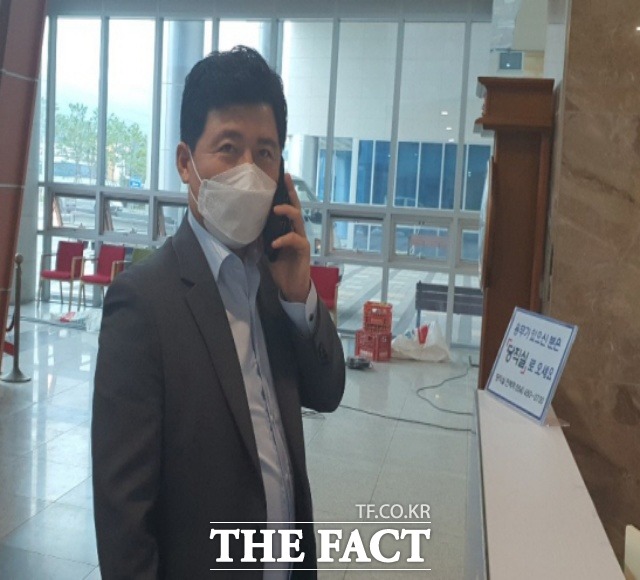 구자근 의원이 지난달 12일 구미경찰서에 조사를 받기 위해 비공개 출석하면서 누군가와 통화하고 있다./구미=김서업 기자