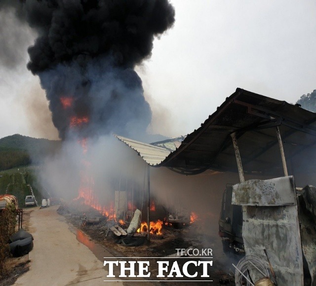 경북 구미에서 15일 저녁 9시경 방화로 추정되는 화재가 발생해 단독주택이 전소하면서 3300만원의 재산피해가 발생했다/구미소방서 제공