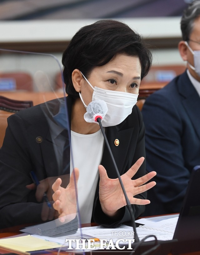 김현미 국토교통부 장관은 16일 국토부 국정감사에서 임대차 3법이 조기 안착할 수 있도록 하겠다고 말했다. /더팩트 DB
