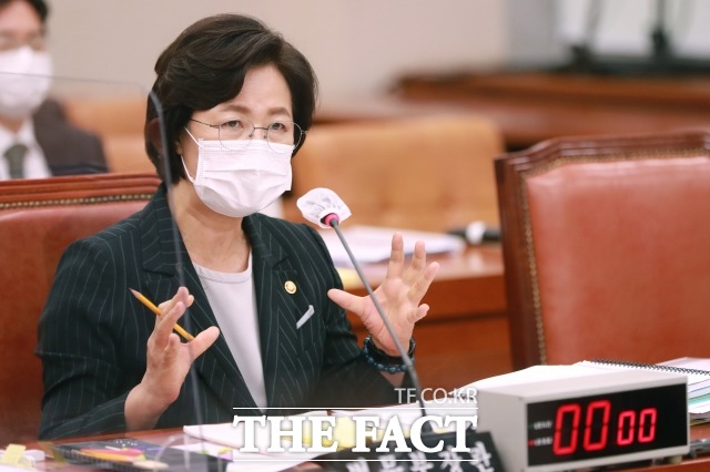 법치주의 바로 세우기 행동연대(법세련)는 16일 서울 서초구 대검찰청 앞에서 기자회견을 열고 정보통신망법 위반(명예훼손) 혐의로 추미애 법무부 장관을 고발한다고 밝혔다. /남윤호 기자