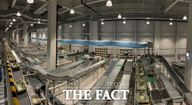 업계에서는 코로나19 수혜를 입은 SSG닷컴이 사업 확장을 위해 오픈마켓 전환에 나서는 것이란 관측이 나온다. 사진은 SSG닷컴 김포 물류센터 네오 내부. /이민주 기자