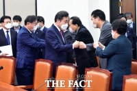 [TF포토] 신임 전국위원장들과 인사하는 이낙연-김태년