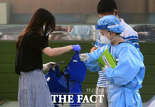 미국 제약회사 화이자가 코로나19 백신에 대한 긴급사용 승인을 11월 말께 신청할 예정이다. /이동률 기자