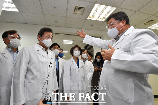 이낙연 더불어민주당 대표(왼쪽에서 두번째)는 18일 국내 바이오 기업 셀트리온을 방문해 코로나19 치료제 개발 현장 점검에 나서 우리는 코로나19를 조기 종식하고 세계 최초의 코로나19 청정국이 될 수도 있다고 했다. /인천=남윤호 기자
