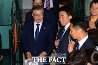  文대통령, '암 투병' 경비원에 난·성금 보내 쾌유 기원