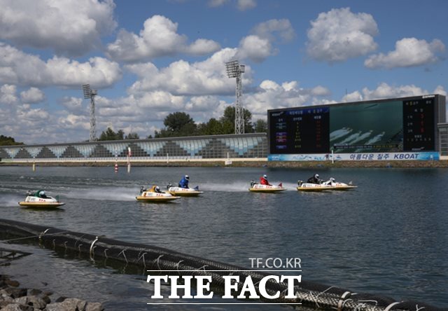 국민체육진흥공단 기금조성총괄본부에서는 경정장을 찾아주시는 팬들을 위해 기존에 시행하던 단승식, 연승식, 복승식, 쌍승식, 삼복승식 외에 쌍복승식과 삼쌍승식을 도입해 운영 중이다. 총 7가지 승식 중 역대 최고 배당을 선사한 주인공은 누구인지 알아보자./기금조성총괄본부 제공