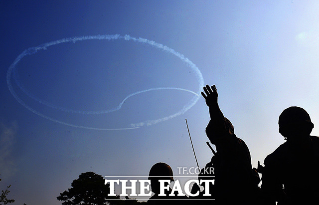 공군의 특수비행팀 블랙이글스가 19일 오전 서울 용산구 전쟁기념관에서 장진호 전투영웅 추모행사 사전연습 비행을 하고 있다. /이동률 기자
