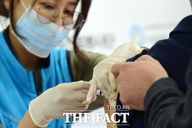 19일 질병관리청에 따르면 지난 14일 인천의 민간 의료기관에서 인플루엔자(독감) 백신을 접종한 17세 청소년이 16일 오전 사망했다. 사진은 기사 내용과 무관. /더팩트 DB