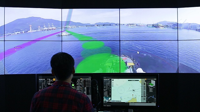 삼성중공업이 대전 선박해양연구센터의 원격관제센터에서 거제조선소 인근에 위치한 선박의 자율운항을 원격으로 통제하고 있다. /삼성중공업 제공