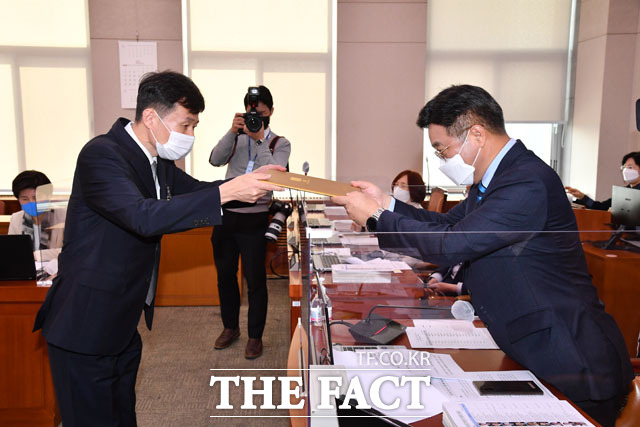 윤호중 국회 법제사법위원장(오른쪽)에게 증인 선서문 제출하는 조상철 서울고등검찰청장.