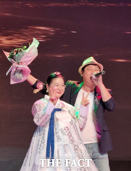 DJ출신 트롯가수 김형아는 지난 15일 2020 한류월드스타 궁중코리아의 부대행사로 열린 트롯스타 가요제에서 최우수상을 수상하기도 했다. /더팩트 DB