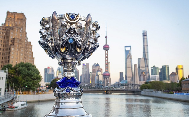 2020 리그오브레전드 월드 챔피언십이 중국 상하이에서 열리고 있다. 사진은 우승 트로피인 소환사의 컵 /라이엇게임즈 제공