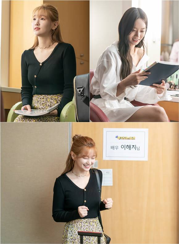 이혜리가 청춘기록에서 톱스타 이해지 역으로 특별출연한다. 제작진은 박소담과 이혜리가 만나는 모습을 공개해 기대감을 높였다. /tvN 청춘기록 제공