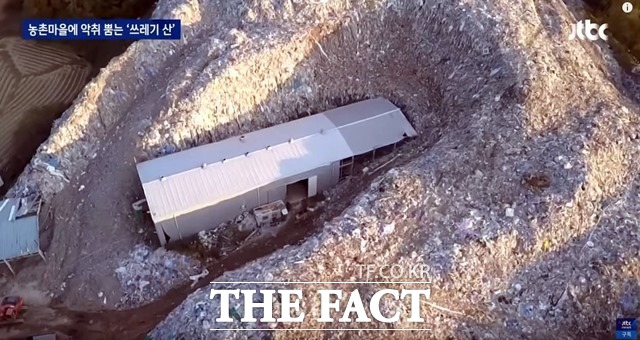 경북도의 불법폐기물 처리율이 50%에도 미치지 못하는 등 전국 최하위 인 것으로 나타났다. 사진은 경북 의성의 쓰레기산 모습/방송화면 캡처