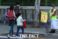 [TF포토] 가벼운 발걸음으로 등교하는 학생들