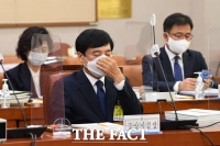 [TF포토] 국감 앞두고 생각에 잠긴 이성윤