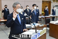 [TF사진관] 행안위 국정감사에서 선서하는 이재명 지사