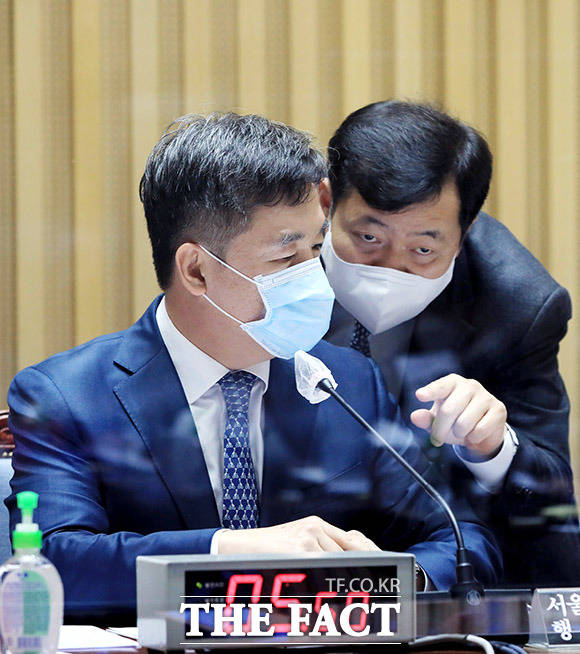 서정협 서울시장 권한대행(왼쪽)이 15일 오전 서울 중구 서울시청에서 열린 국회 행정안전위원회의 서울시청에 대한 국정감사에서 조인동 서울시 기획조정실장과 대화를 하고 있다. /이덕인 기자