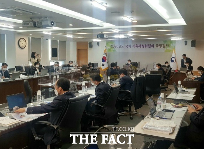 20일 오후 부산지방국세청에서 열린 국회 기획재정위원회의 국정감사에서 여야 의원들이 질의를 하고 있다. /부산=김신은 기자