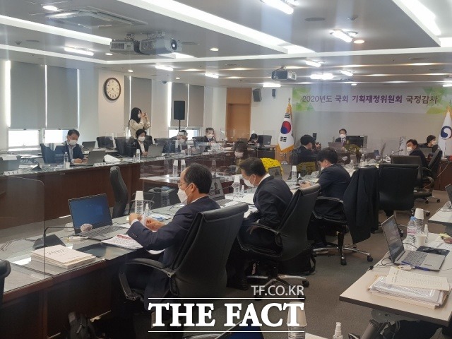 20일 오후 부산지방국세청에서 열린 국회 기획재정위원회 국정감사에서 여야 의원들이 질의하고 있다./부산=조탁만 기자.