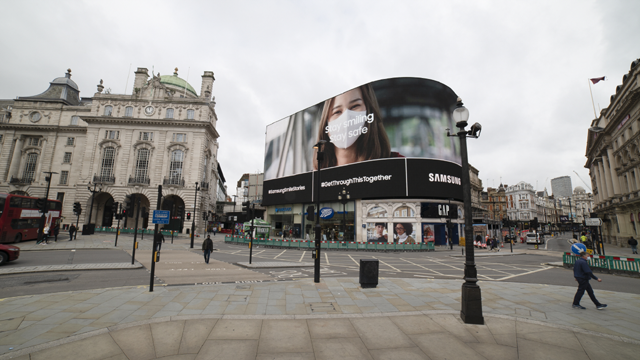 삼성전자의 브랜드 가치 상승 주요 요인으로는 코로나19 대응을 위한 다양한 사회공헌 활동과 캠페인 추진 등이 꼽히고 있다. 사진은 영국 런던 피카딜리 서커스 옥외 광고를 통해 진행 중인 스마일 캠페인. /삼성전자 제공