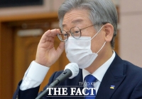 [TF포토] 안경 고쳐쓰는 이재명