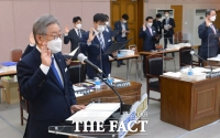 [TF포토] 국감 선서하는 이재명