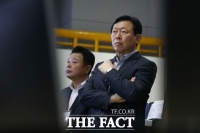  신동빈 롯데 회장, 일본서 두 달 만에 귀국…쇄신 인사 초읽기