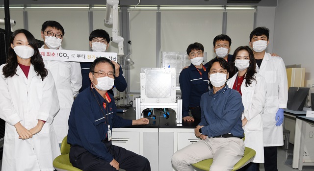 김건태 UNIST 교수(앞줄 오른쪽)팀과 SK이노베이션 울산CLX 엔지니어들이 21일 울산CLX에서 실증화 사업 협의 후 기념사진을 촬영하고 있다. /더팩트 DB