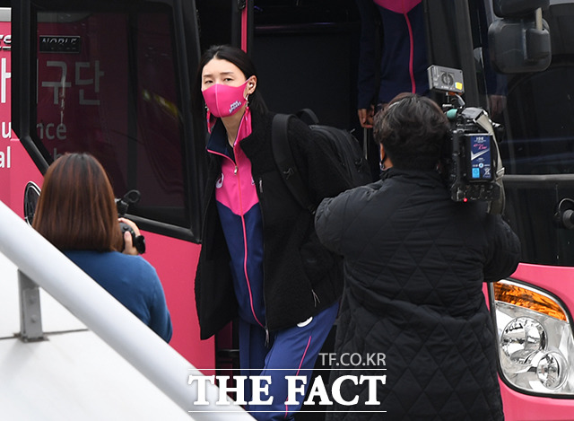 버스에서 내리는 김연경