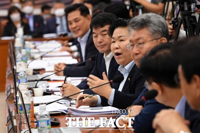 호반그룹의 공익재단인 태성문화재단과 남도문화재단이 설립목적에 어긋나는 택지전매 커넥션의 핵심 창구로 전락한 것 아니냐는 의혹이 불거지고 있다. 사진은 문정복 더불어민주당 의원 /남윤호 기자