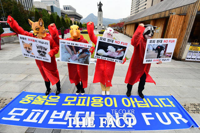 비건세상을위한모임 회원들이 21일 오전 서울 종로구 광화문광장에서 기자회견을 열고 모피와 다운을 반대하는 퍼포먼스를 펼치고 있다. /남윤호 기자