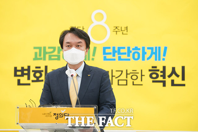김종철 정의당 대표가 21일 서울 여의도 국회에서 열린 정의당 창당 8주년 기념식에서 기념사를 하고 있다.