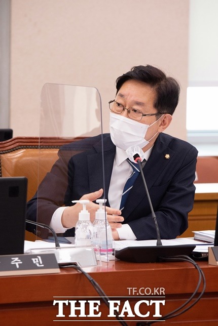 21일 국회 법제사법위원회 소속 박범계 더불어민주당 의원은 검찰에서 제출받은 서울중앙지검 전파진흥원 진정사건 처분 결과증명서를 공개했다. 증명서에 따르면 검찰은 지난해 5월 김재현 옵티머스자산운용 대표, 정영제 전 옵티머스자산운용대체투자 대표, 박준탁 전 엠지비파트너스 대표의 횡령 등 혐의에 대한 전파진흥원의 수사의뢰에 전원 무혐의 처분했다./박범계 의원실 제공