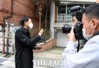 [TF포토] 취재진 앞에 모습 드러낸 금태섭 전 의원